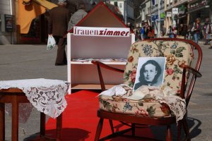 Die frauenzimmer am Badener Hauptplatz anlässlich des 175. Geburtstags von Marianne Hainisch